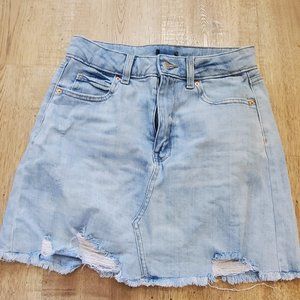 Short denim skirt with raw edges